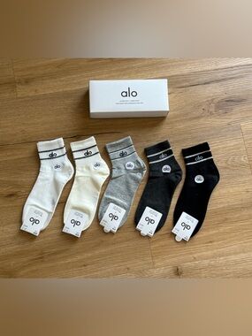 ALO Yoga Women’s Crew Socks - White, Cream, Gray, Charcoal, Black (5-Pack)